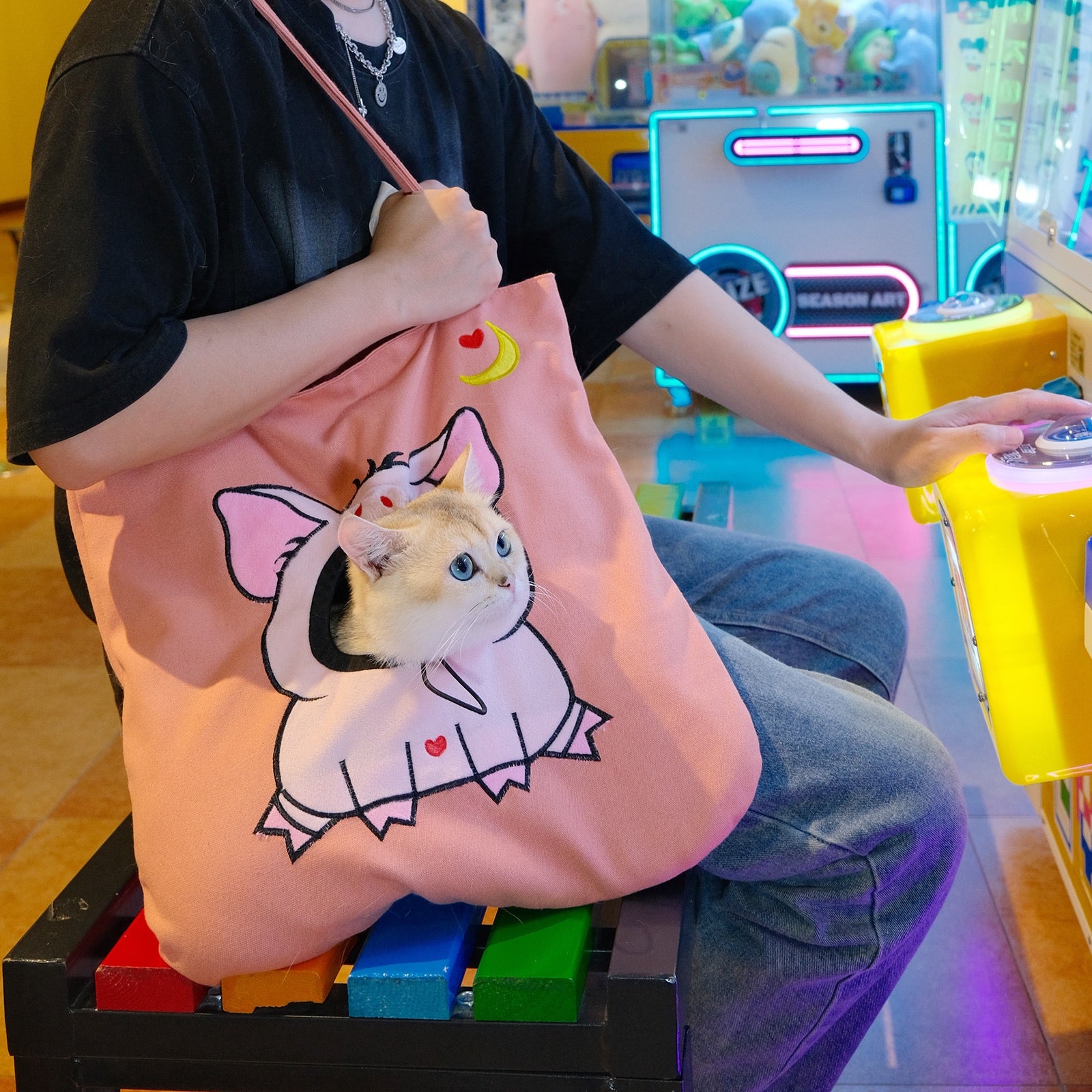 "Purrfect Companion Carrier! Eco-Friendly Canvas Cat Backpack - Airflow Windows & Secure Design for Vet Trips, Shopping & Outdoor Adventures (Ideal for Urban Cat Parents)"